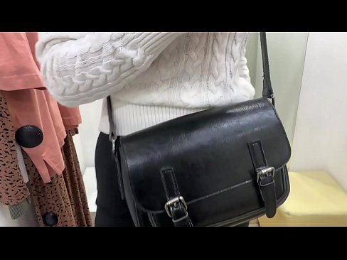 ❤️ 試着室でディルドを使った若い雌犬フェラルベリーの公開オナニー ️ 自家製ポルノ ❌️❤
